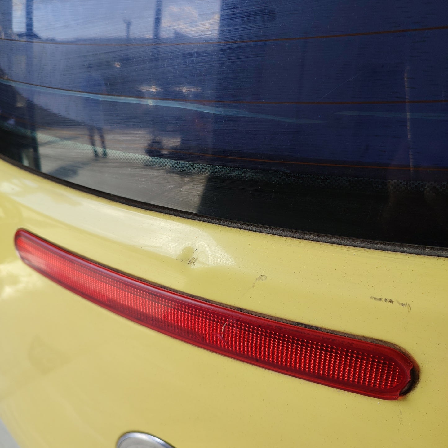 Yellow tailgate Volkswagen NewBeetle 2003 ecoAG1787