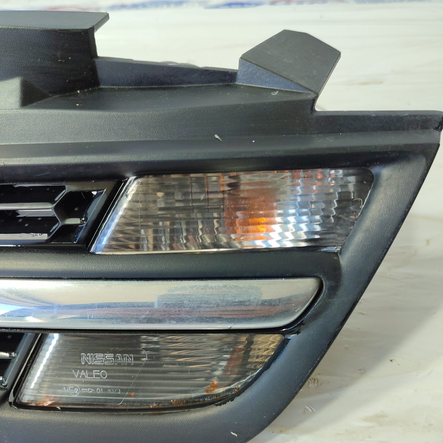Mascherina paraurti anteriore sx Nissan Micra k12 freccia bianca ecoAG2119
