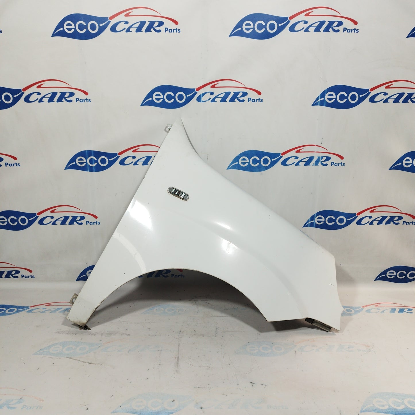 Weißer rechter Kotflügel eines Fiat Doblo 2006 weist tiefe Kratzer auf (ecoac4420).