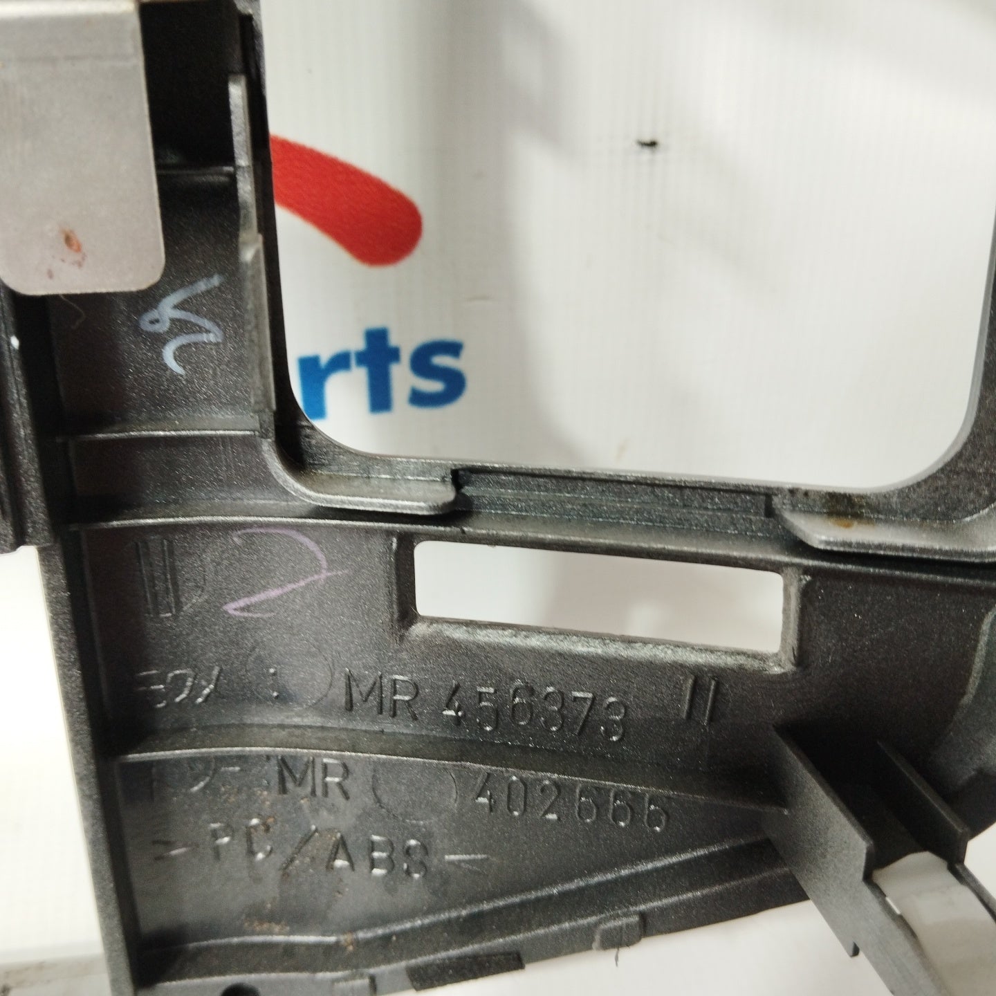 Grille / Central frame Mitsubishi Pajero 2005 code: MR456373 ecoAG2718