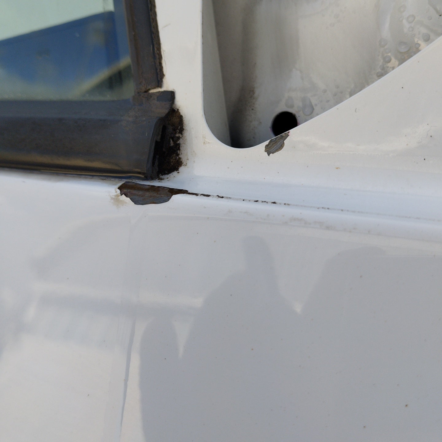 White right front door Chevrolet Aveo 2011 ecoAG3024