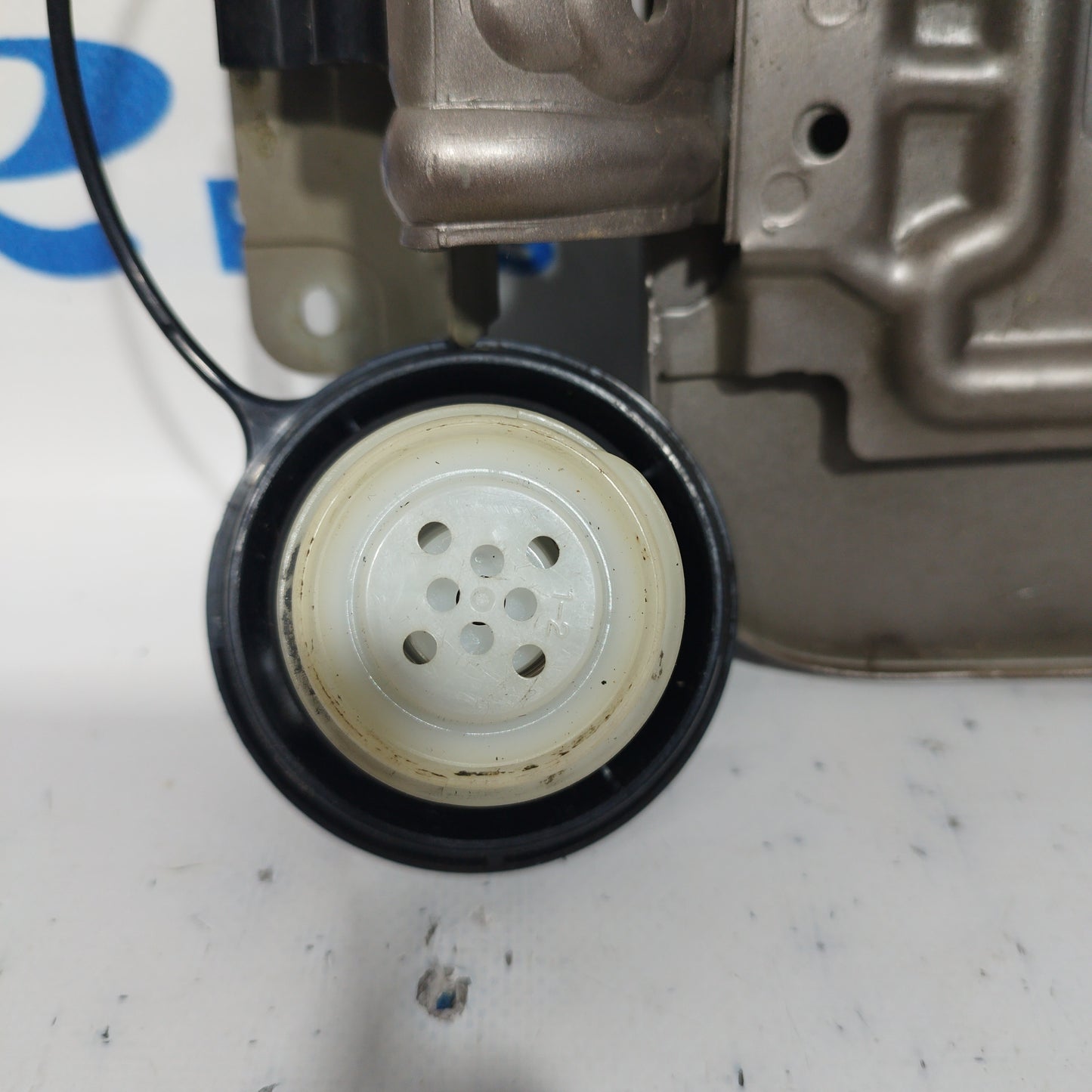 Gold fuel filler door Nissan Qashqai 2010 ecoAC5766