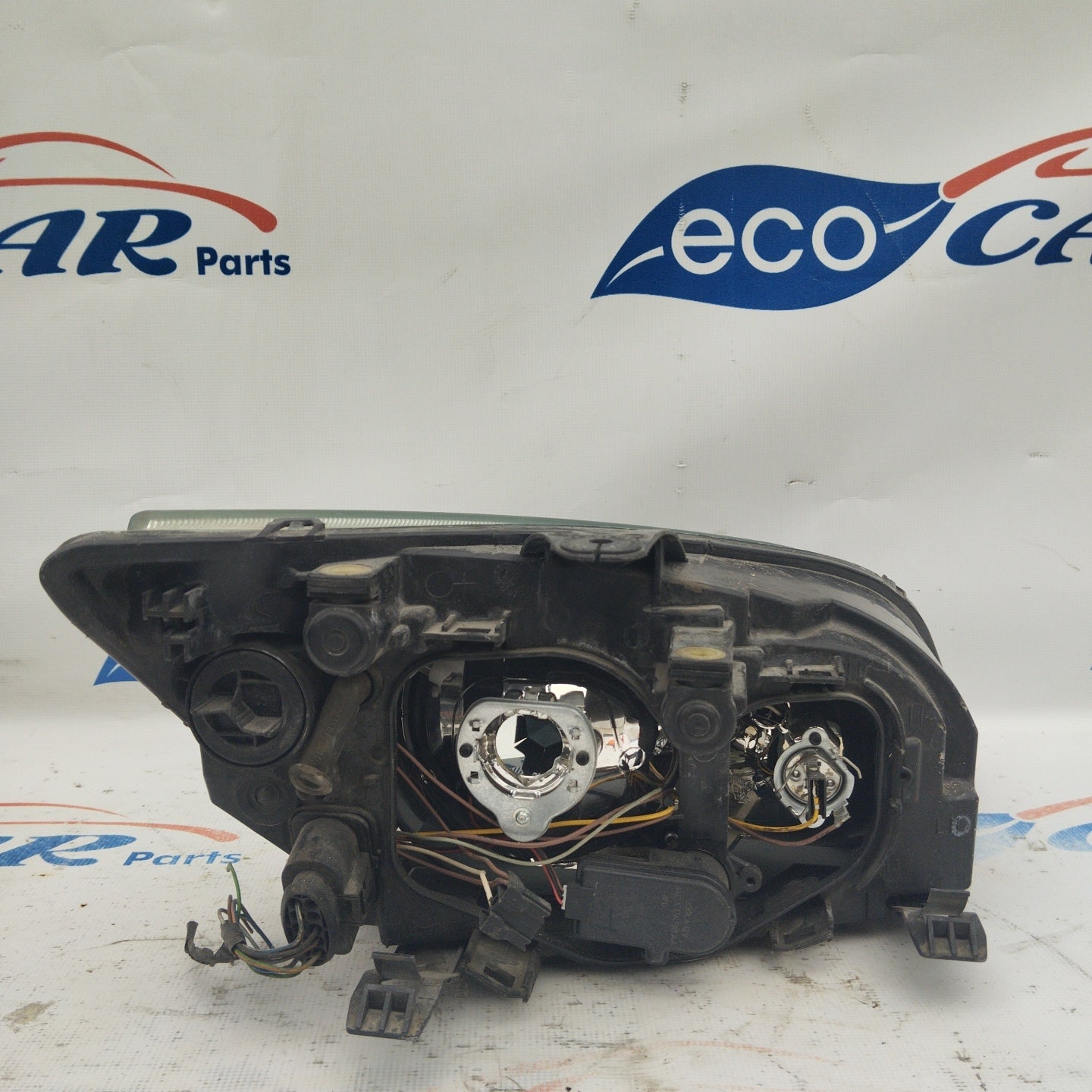 Left front light Ford Focus 2005 dark background ecoAG3460