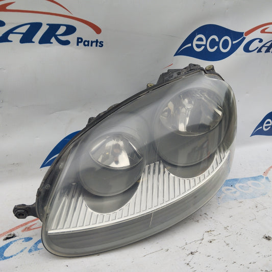 Volkswagen Golf V linker Frontscheinwerfer, grauer Hintergrund ecoAG3621