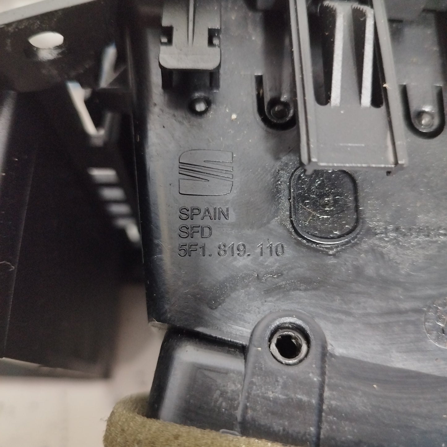 Central frame with vents Seat Leon 2015 code: 08435006 ecoAC6214