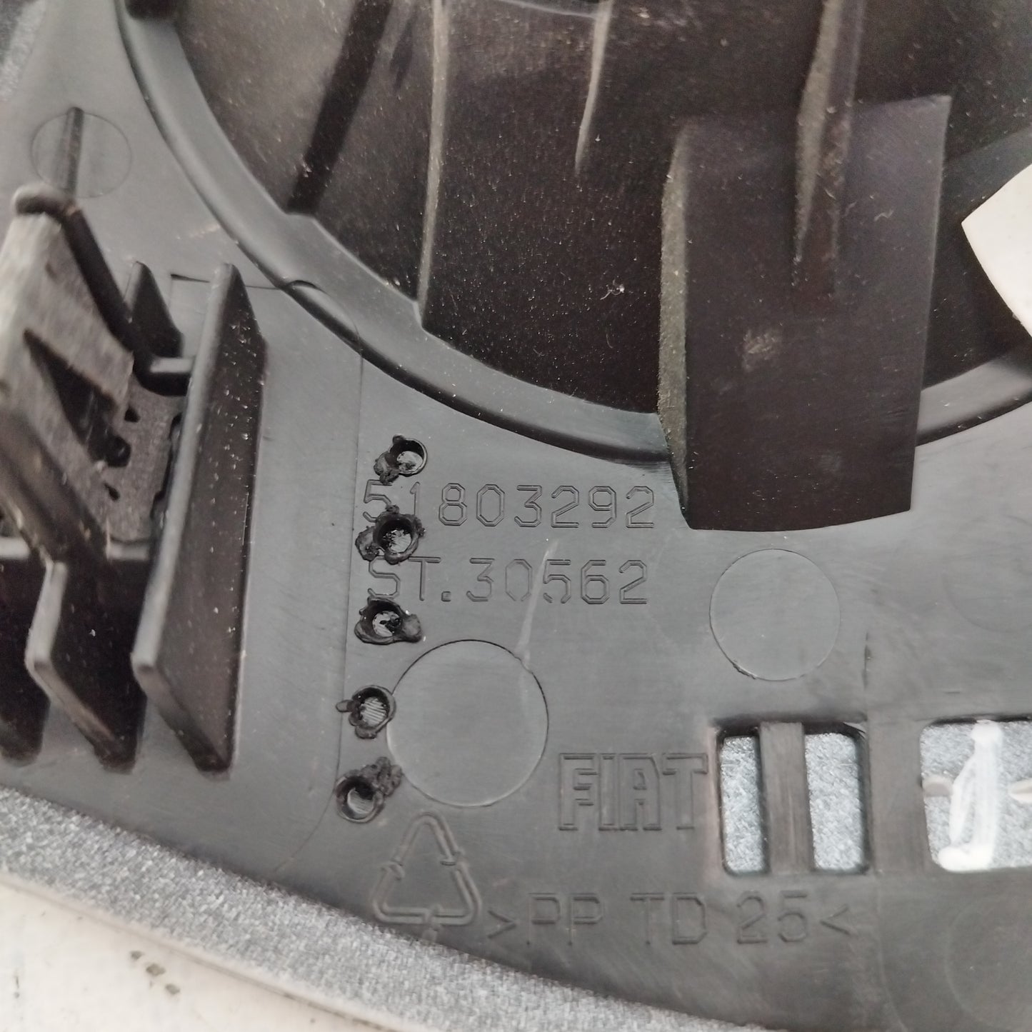 Bocchetta anteriore sx Fiat 500 2015 codice: 51803292 ecoAC6447