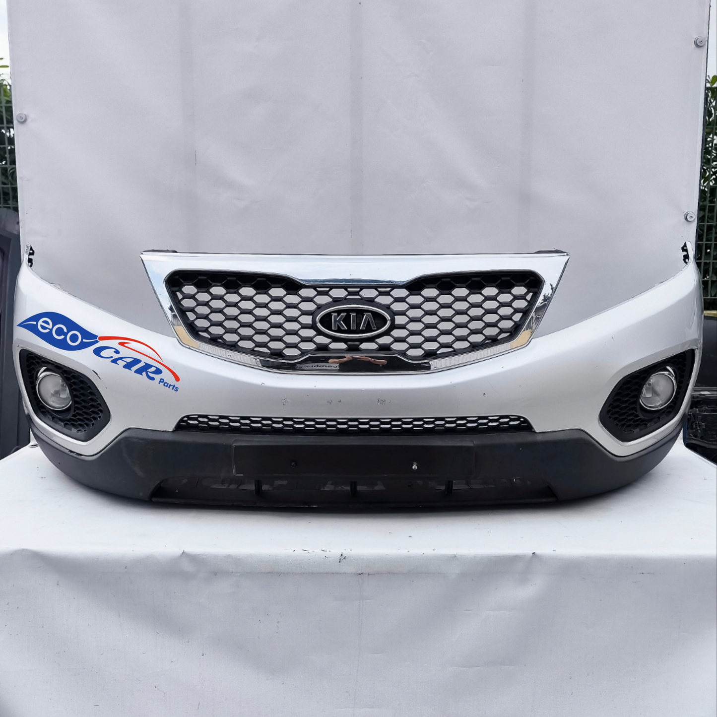 Front bumper Kia Sorento year 2012 silver gray has various scratches and two broken clips ecoAG6921
