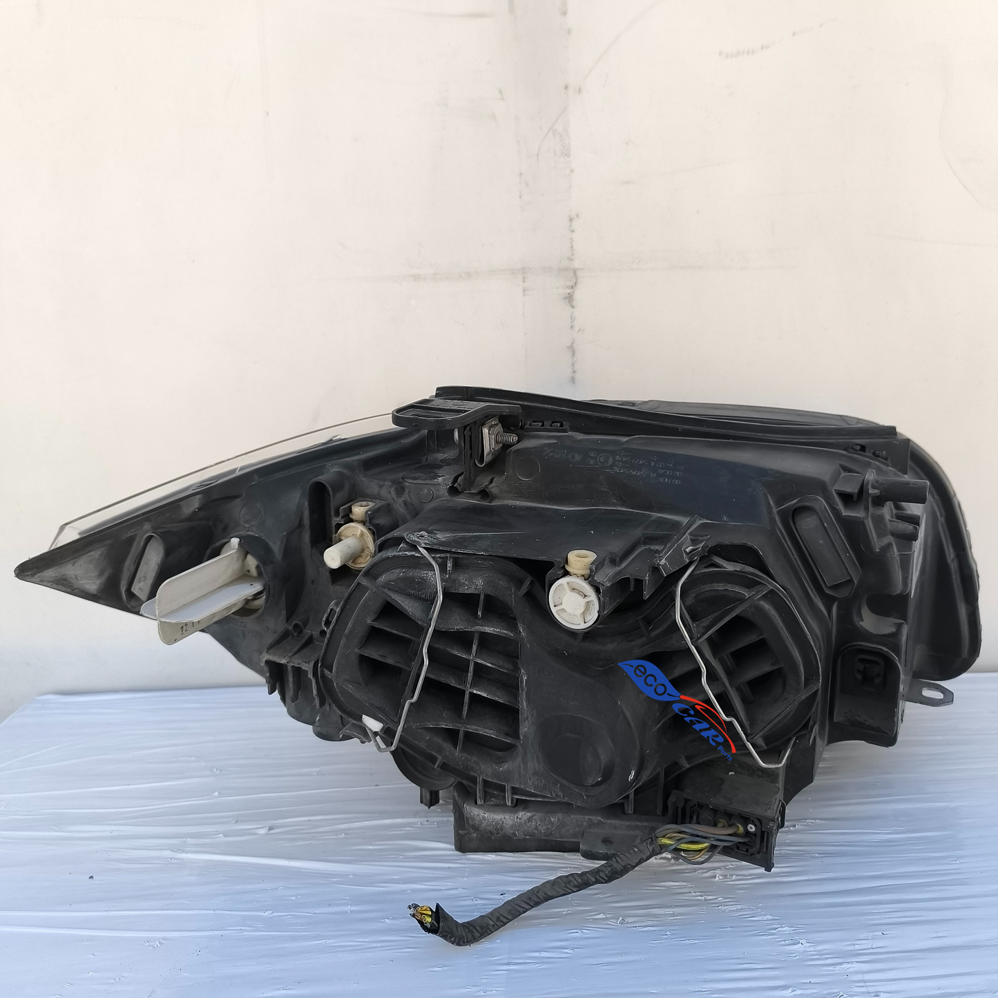 BMW 1er E87 linker Frontscheinwerfer, innen leicht verschmutzt, 1 Clip abgebrochen ecoAG597