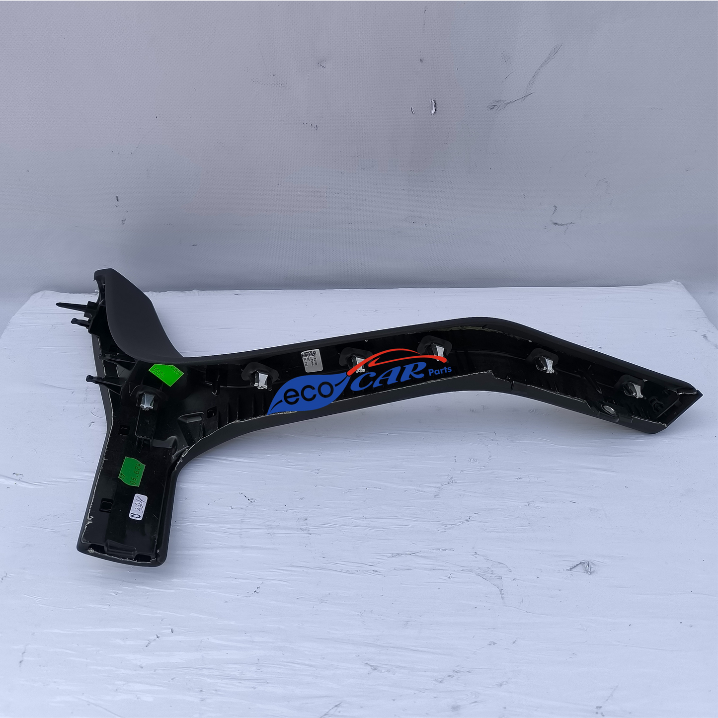 Porsche Taycan 2024 ecoAG6852, untere linke Mittelkonsolenverkleidung