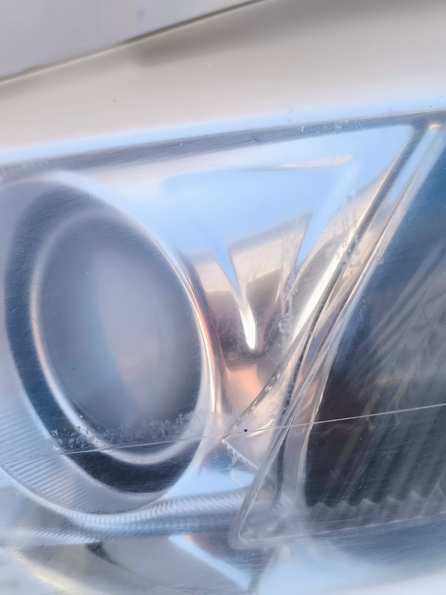 Left front headlight Xenon Opel Insignia year 2010 has a damaged lock one broken and small internal stains ecoAG7038