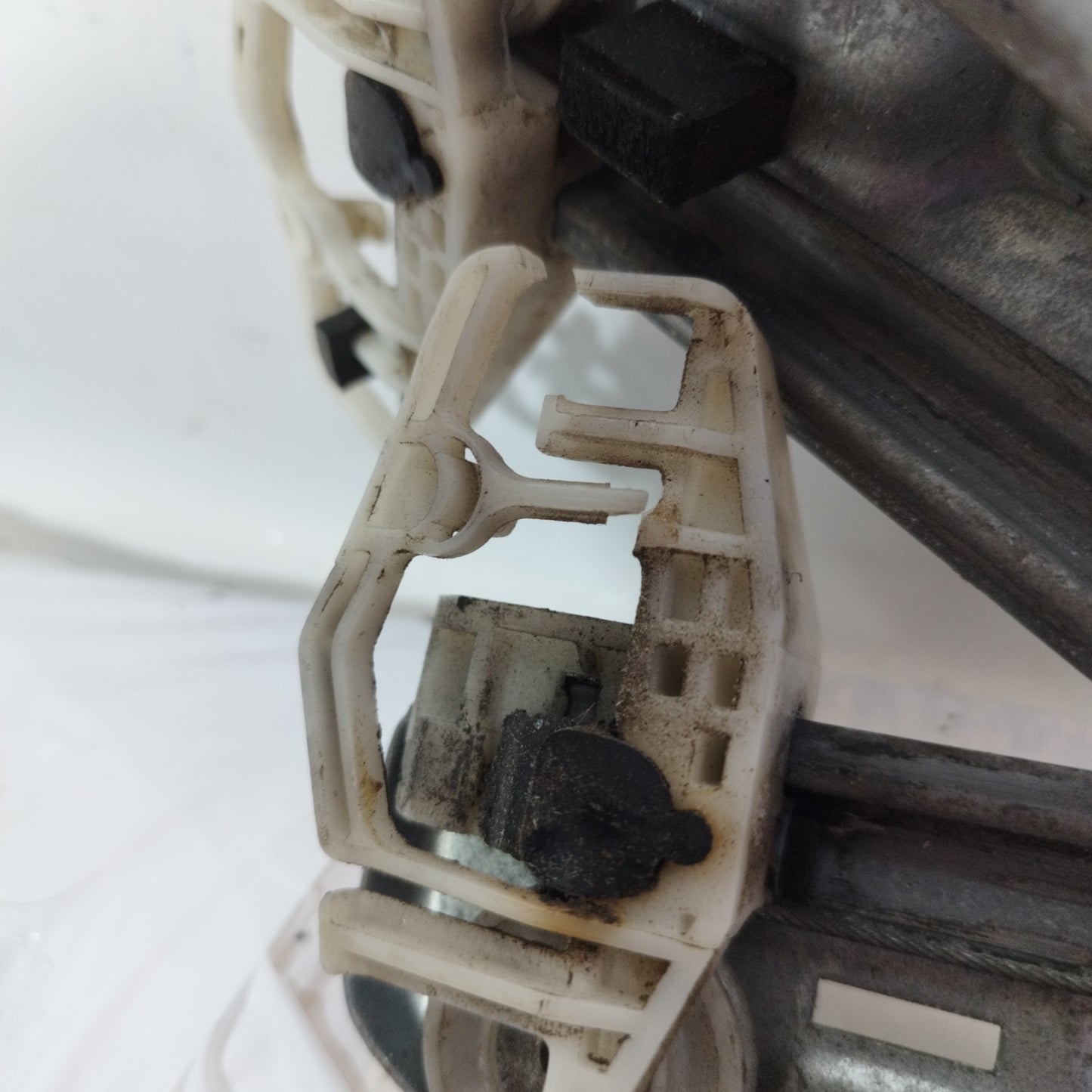 Gepäckträger vorne links Renault Megane 2005 Code: 128000471 ecoAC12230