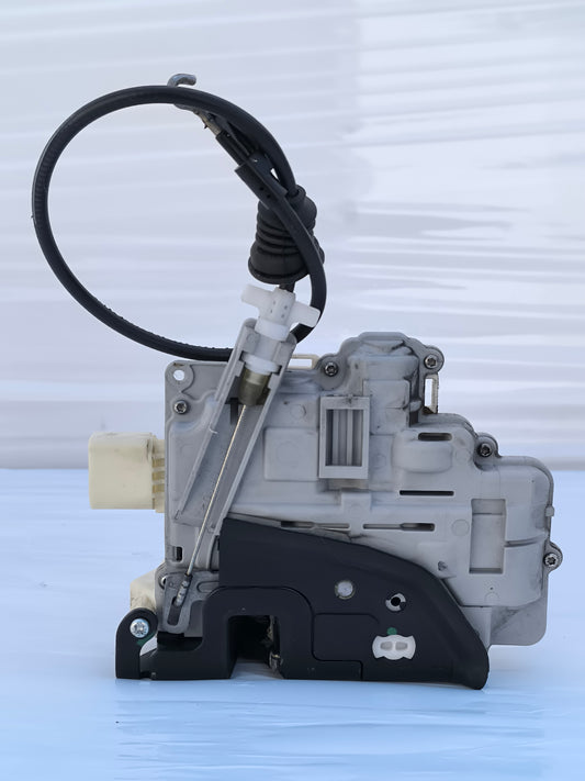 Serratura anteriore dx Volkswagen Passat / Tiguan anno 2010 7 pin cod: 3C1837016A ecoAG8179