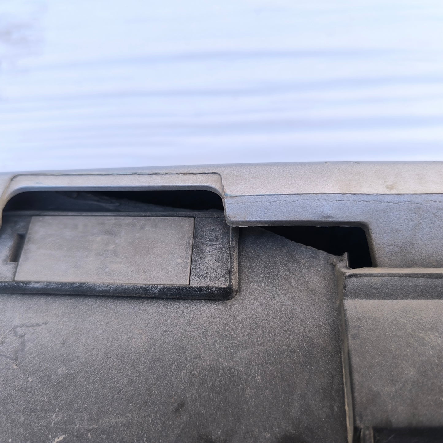 Rear flap Peugeot 3008 year 2011 silver gray slightly scratched and has a lesion in the lower part ecoAG7013