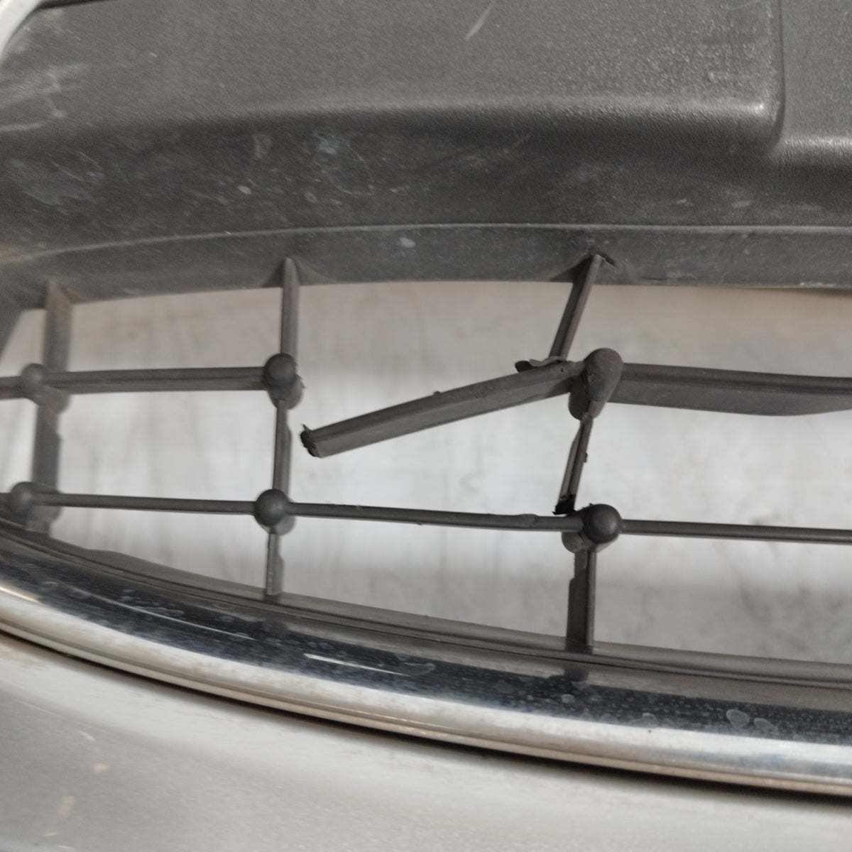 Paraurti anteriore grigio Ford Fiesta (MK6) 2008-2015 ecoAC16943
