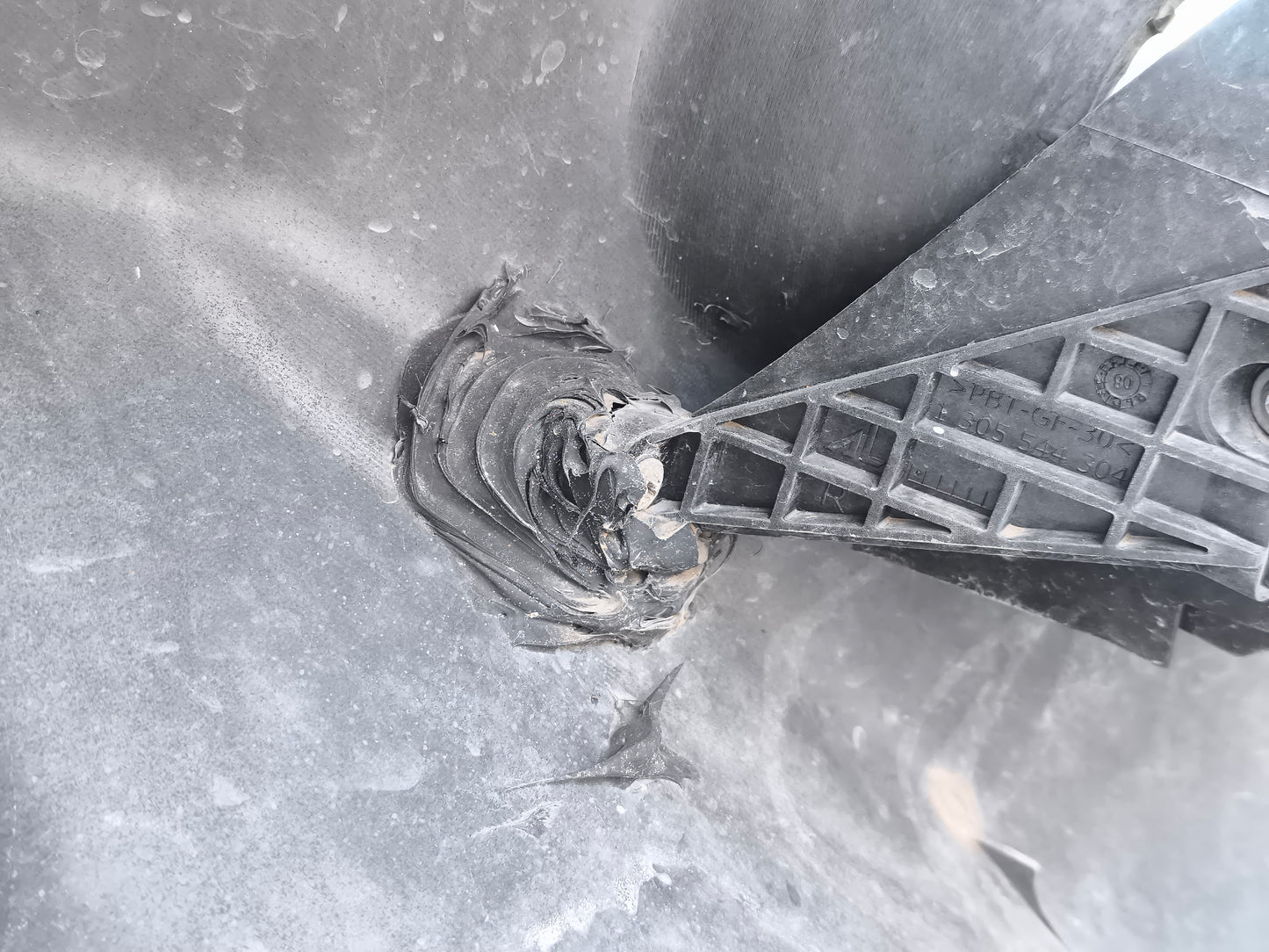 Front bumper Honda CR-V year 2007 gray has four broken clips various scratches and right fog light support repaired with silicone ecoAG6913