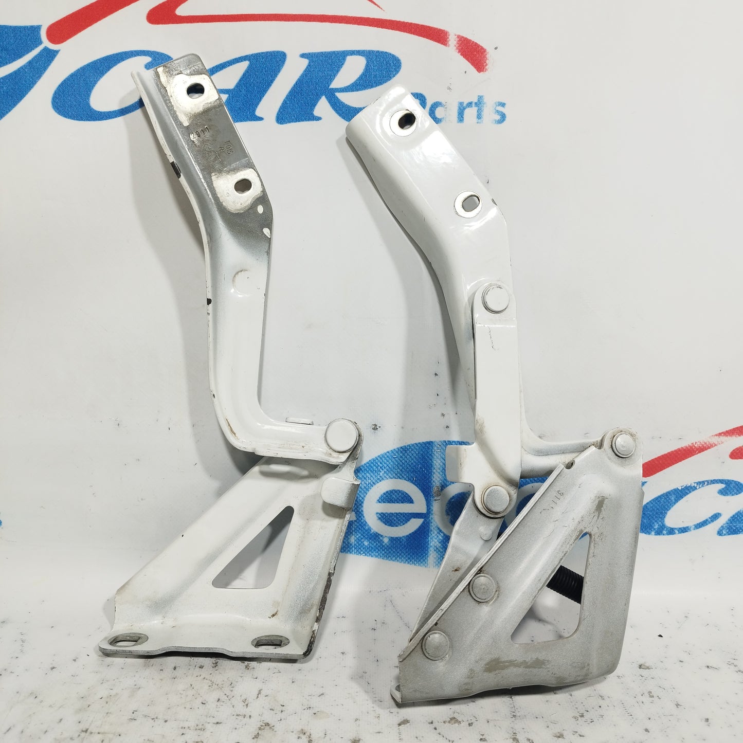 Hinges / Brackets Bonnet right and left white Fiat Fiorino 2011 ecoAC8679