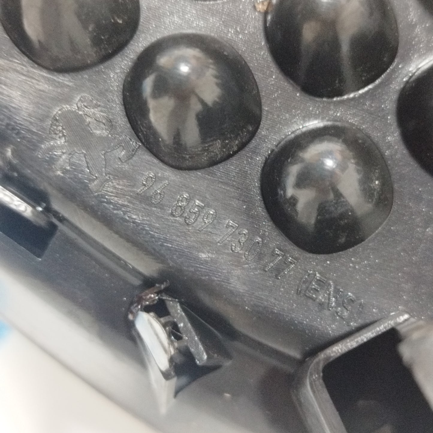 Peugeot 3008 2011 Central Bumper Logo Code: 9685973077 ecoAC9637