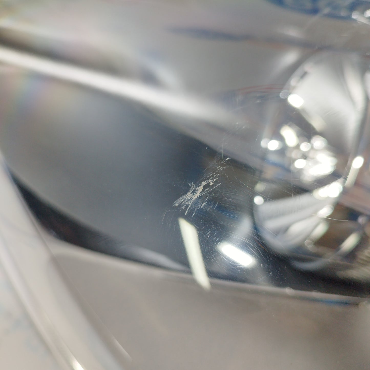 Fanale anteriore sx Fiat Bravo 2010 fondo scuro freccia bianca ecoAC3290