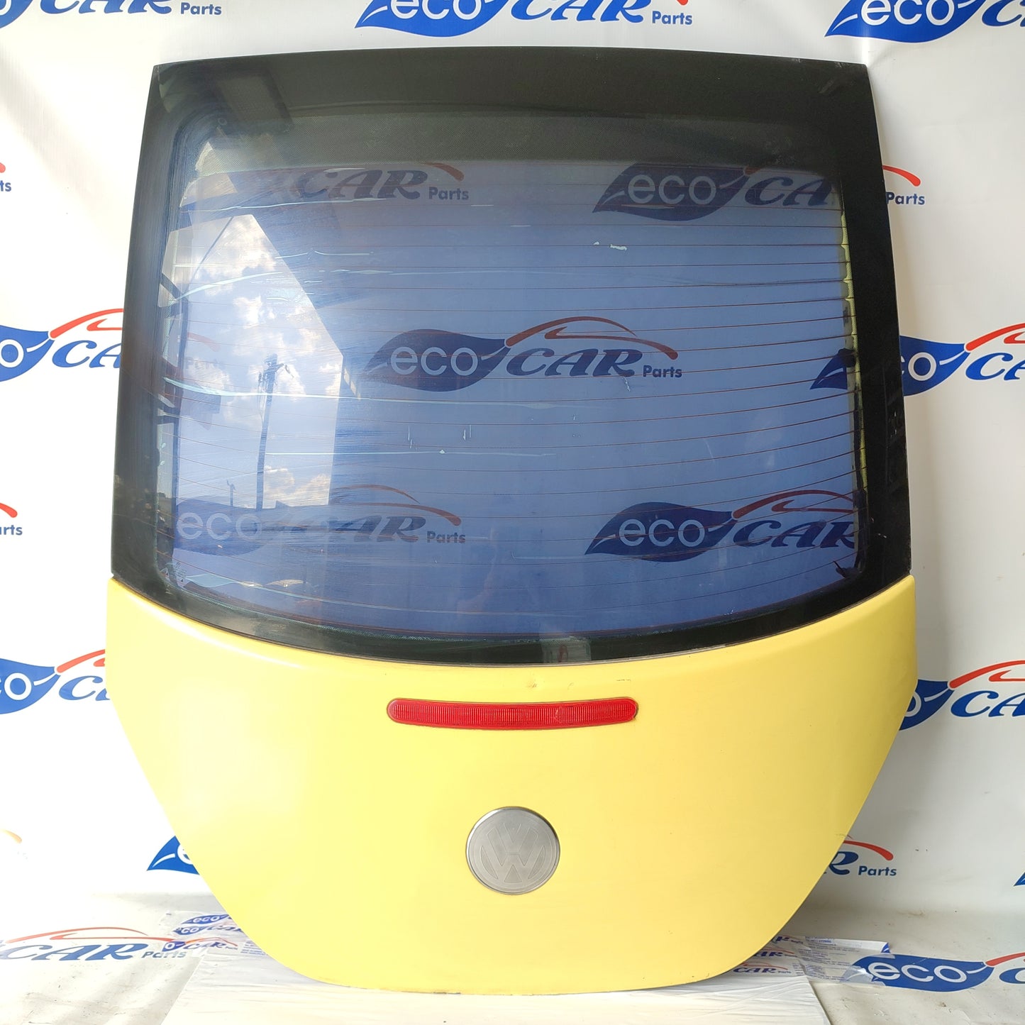 Yellow tailgate Volkswagen NewBeetle 2003 ecoAG1787