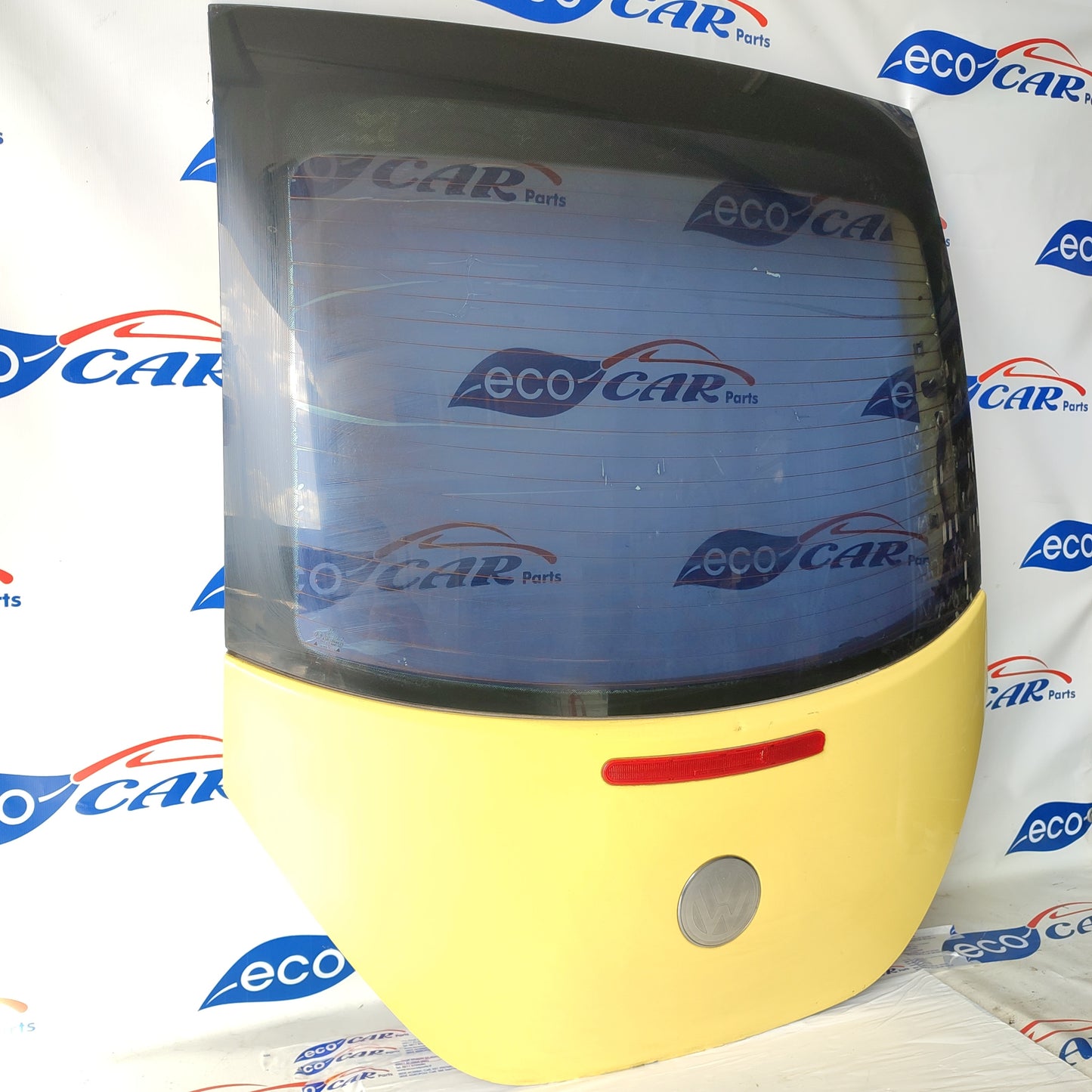 Yellow tailgate Volkswagen NewBeetle 2003 ecoAG1787