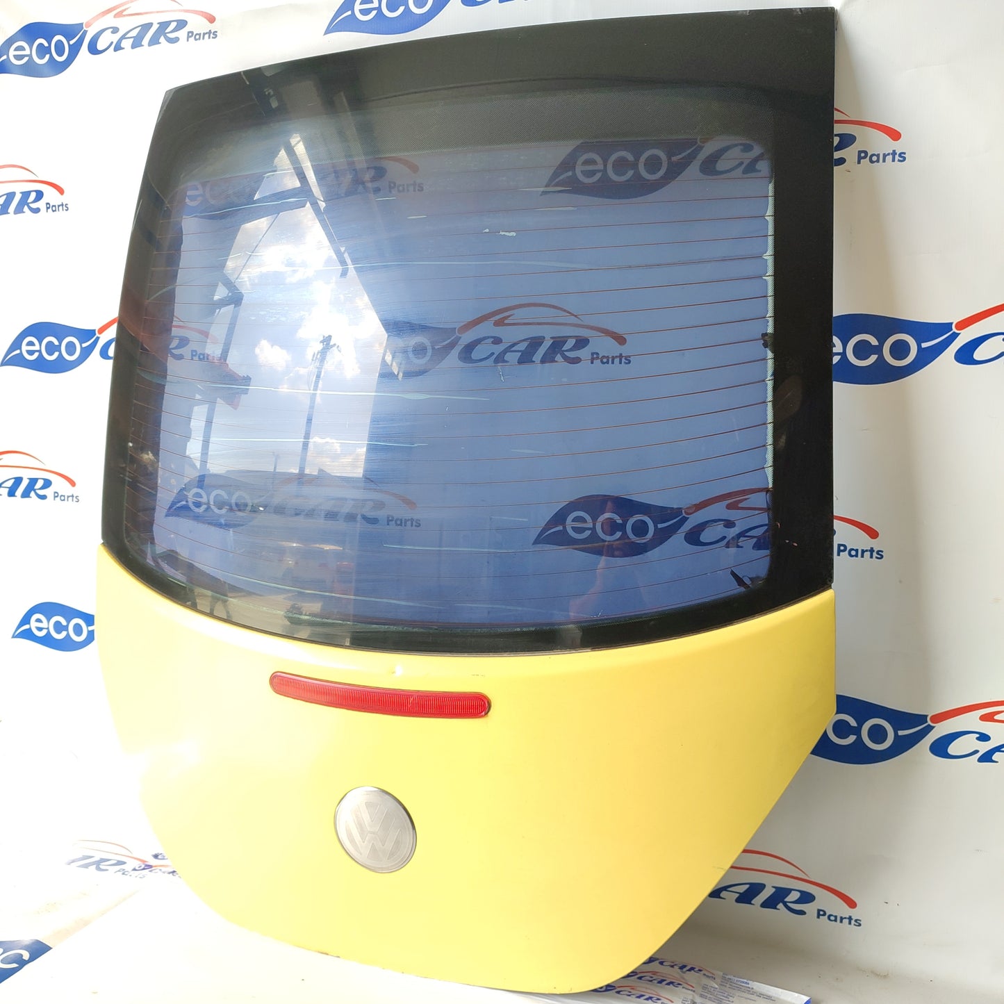 Yellow tailgate Volkswagen NewBeetle 2003 ecoAG1787