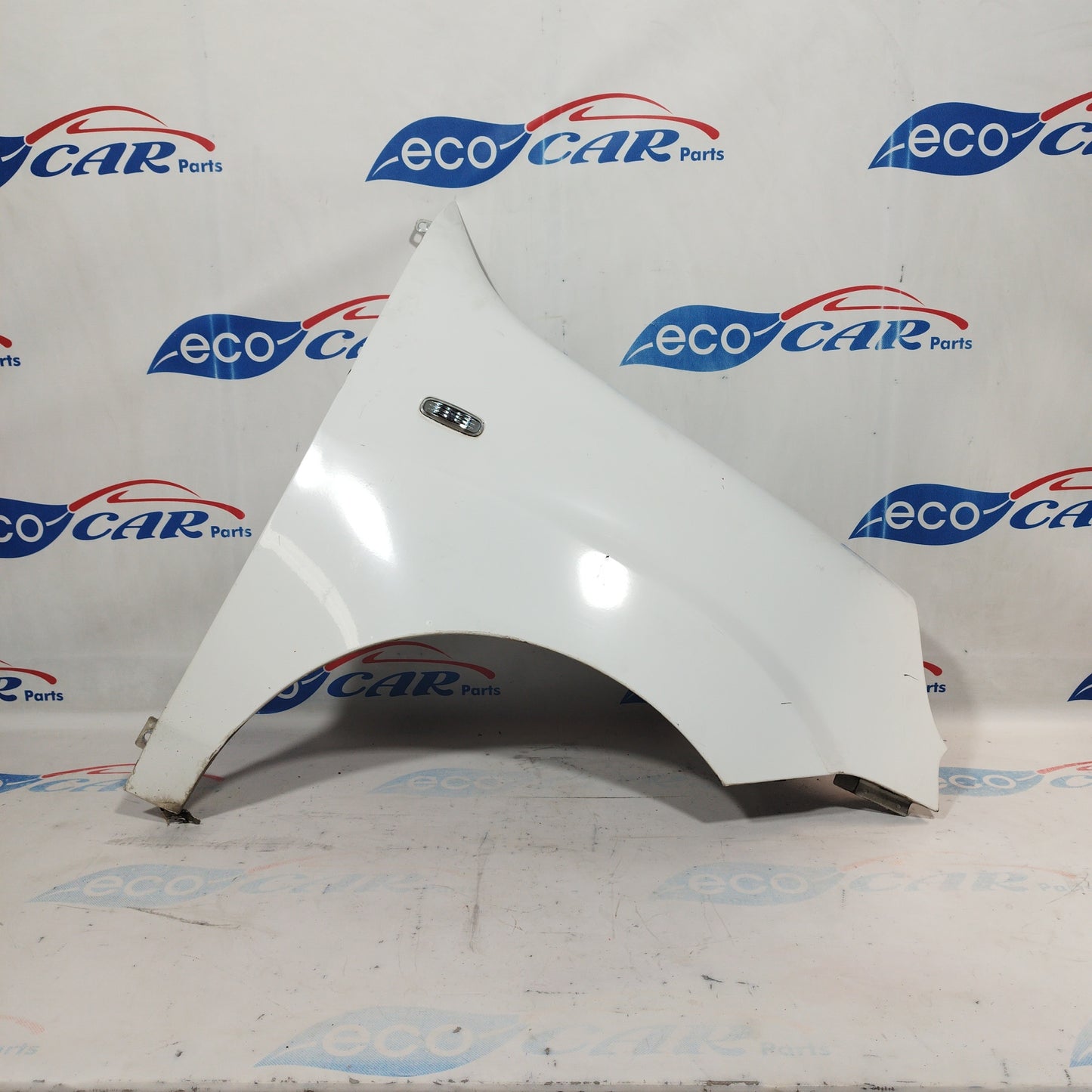 Weißer rechter Kotflügel eines Fiat Doblo 2006 weist tiefe Kratzer auf (ecoac4420).
