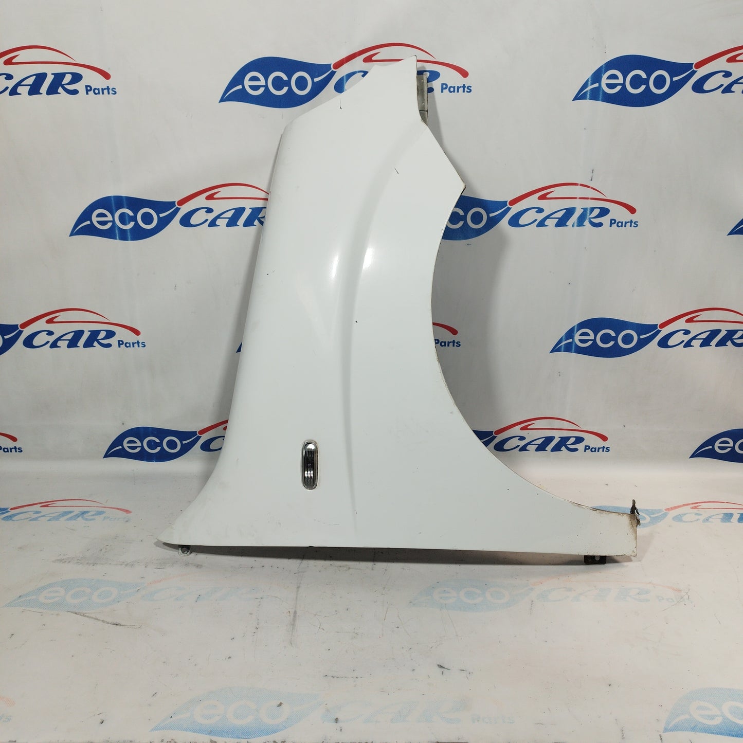 Weißer rechter Kotflügel eines Fiat Doblo 2006 weist tiefe Kratzer auf (ecoac4420).