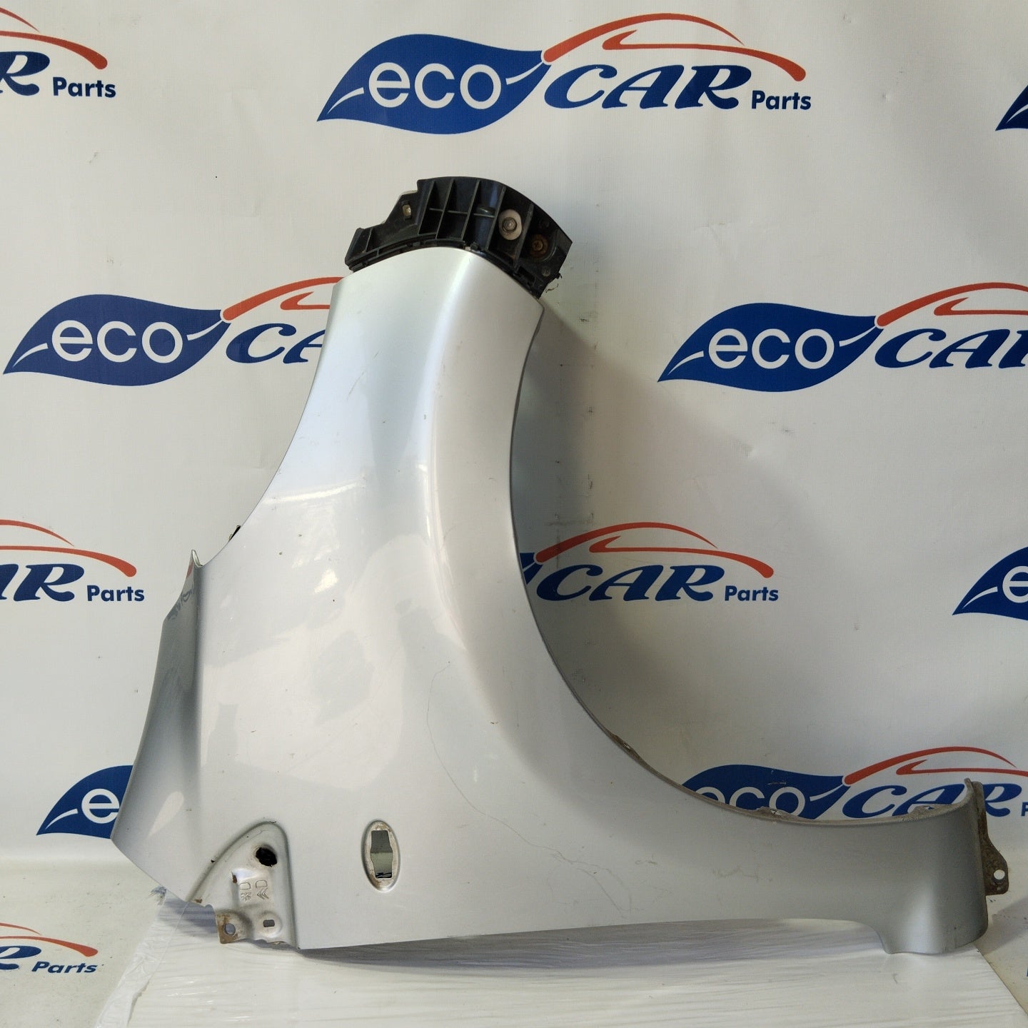 Weißer rechter Kotflügel eines Fiat Doblo 2006 weist tiefe Kratzer auf (ecoac4420).