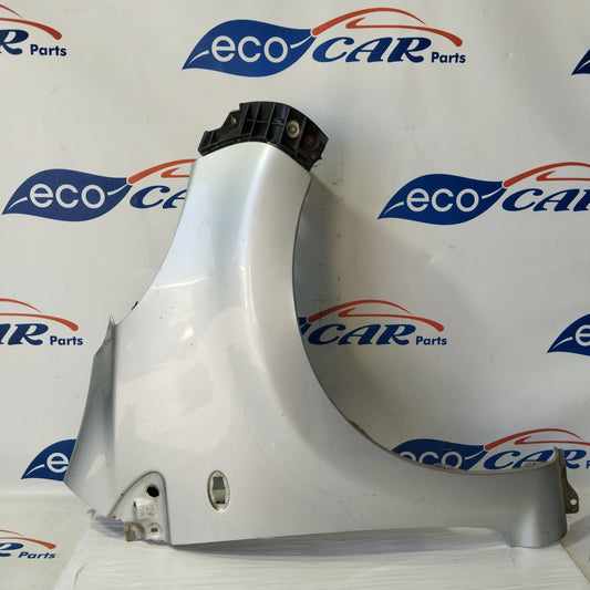 Weißer rechter Kotflügel eines Fiat Doblo 2006 weist tiefe Kratzer auf (ecoac4420).