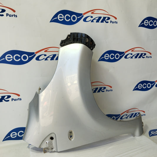 Weißer rechter Kotflügel eines Fiat Doblo 2006 weist tiefe Kratzer auf (ecoac4420).