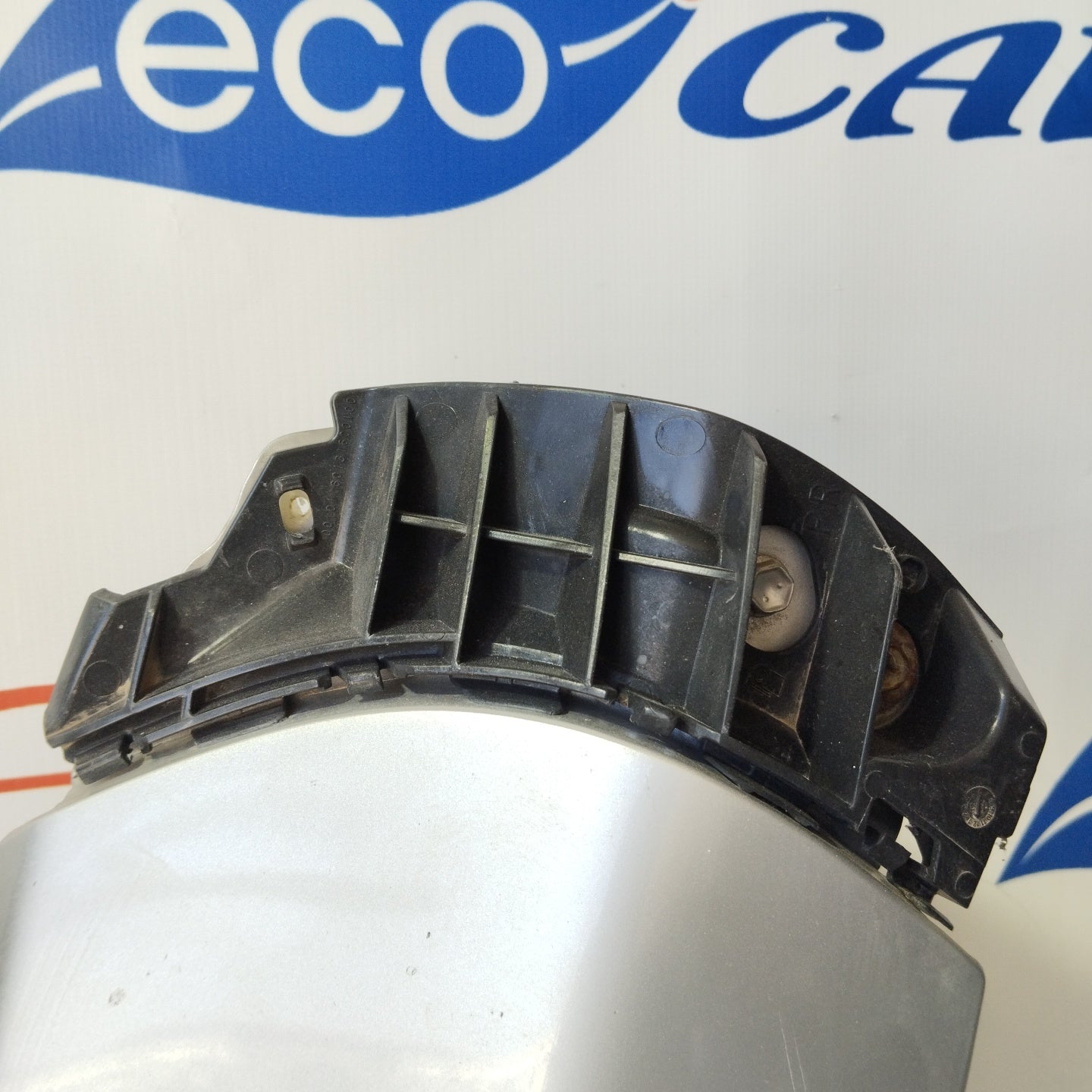 Weißer rechter Kotflügel eines Fiat Doblo 2006 weist tiefe Kratzer auf (ecoac4420).