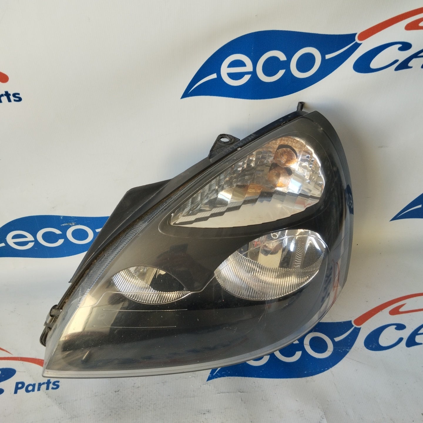 Left front light Renault Clio 2004 black background ecoAG2772