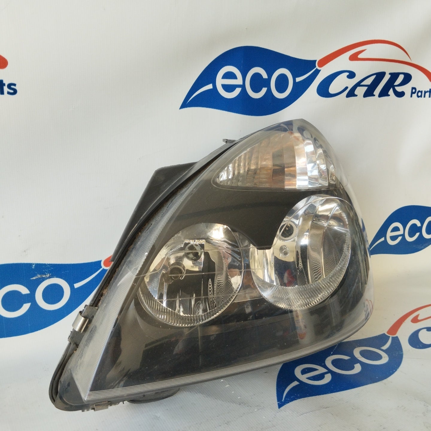 Left front light Renault Clio 2004 black background ecoAG2772