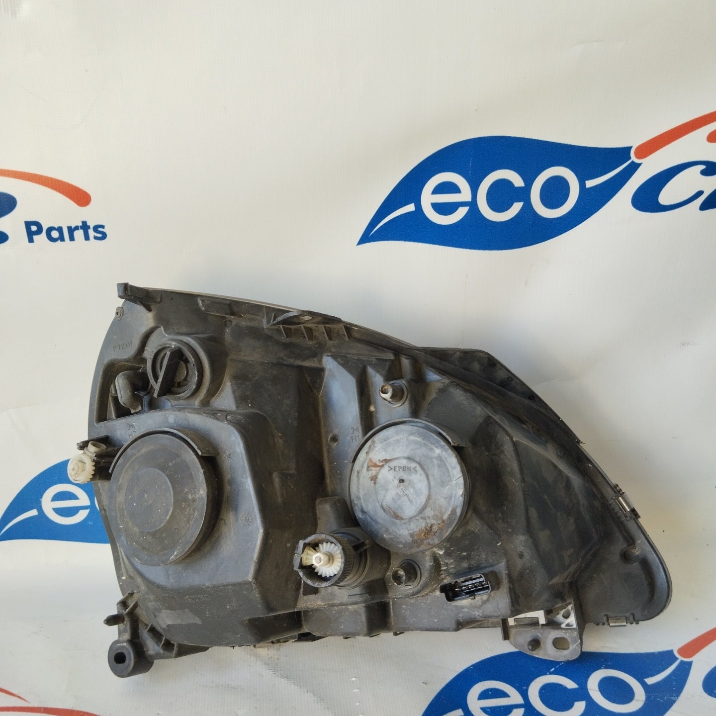 Left front light Renault Clio 2004 black background ecoAG2772
