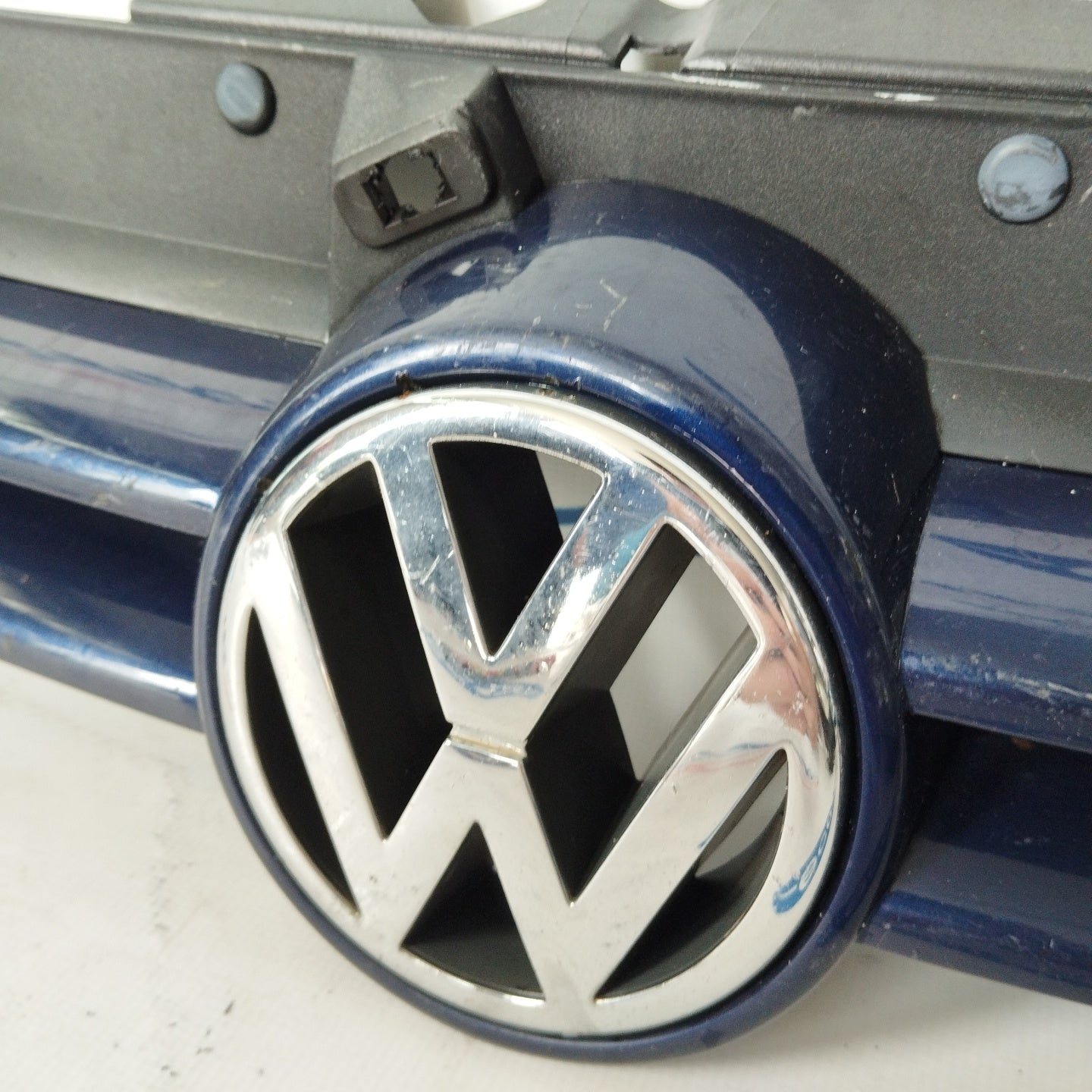 Mascherina anteriore blu Volkswagen Golf 4 ecoAG2877