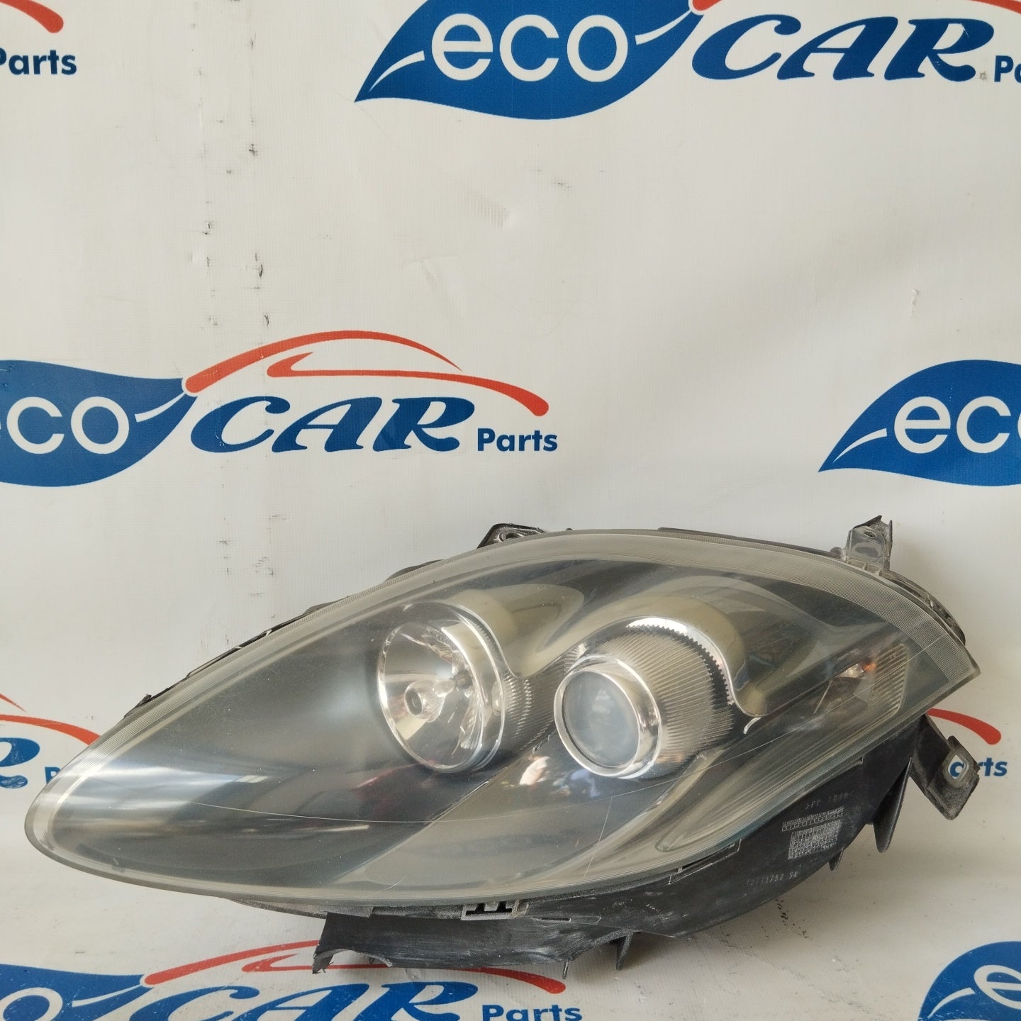 Fanale anteriore sx Fiat Bravo 2008 fondo scuro freccia bianca ecoAG2891