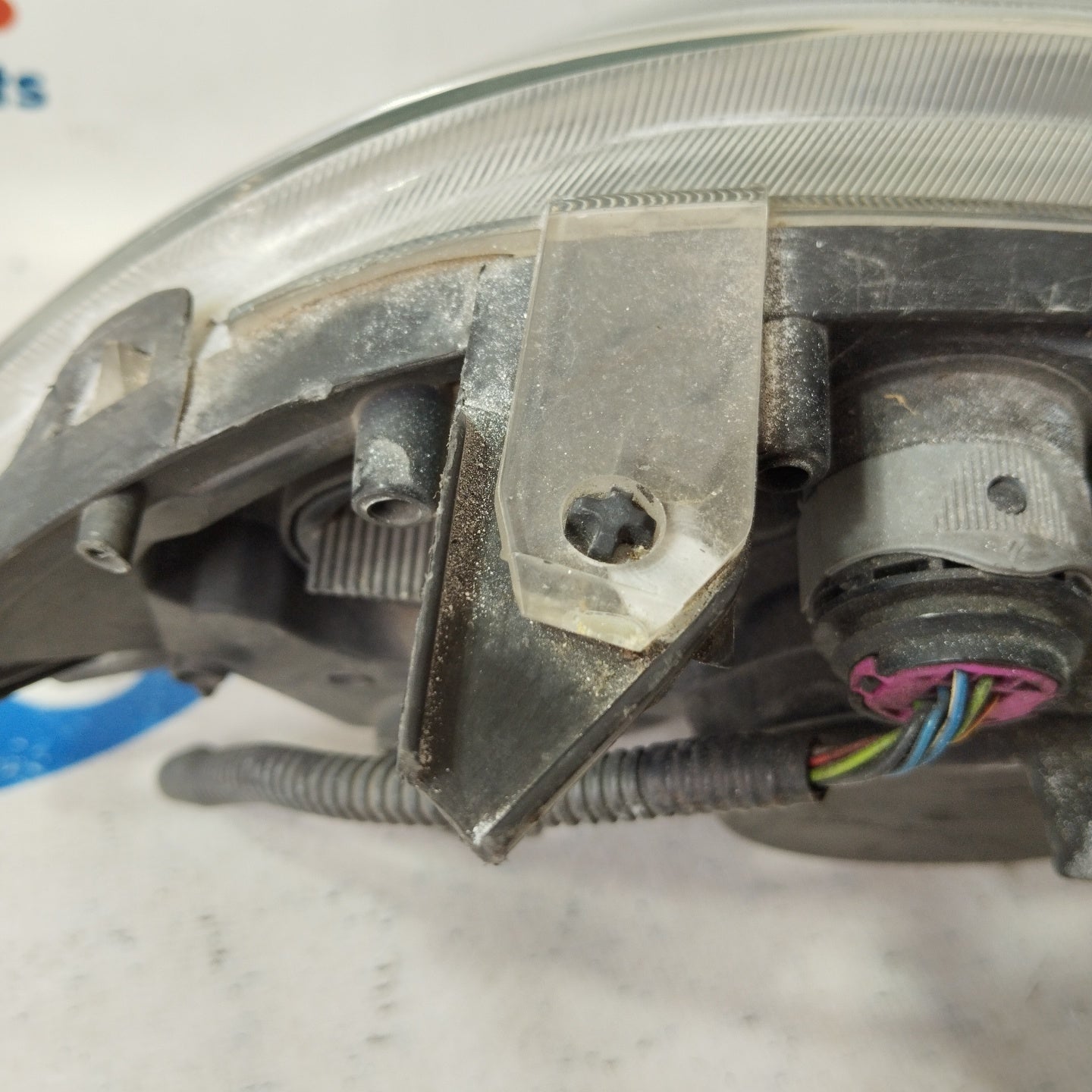 Fanale anteriore sx Fiat Bravo 2008 fondo scuro freccia bianca ecoAG2891