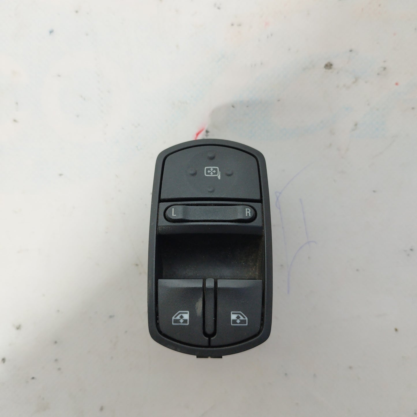 Pulsantiera anteriore sx 2 tasti Opel Corsa D 2010 codice: 13258521Aa ecoAC5637