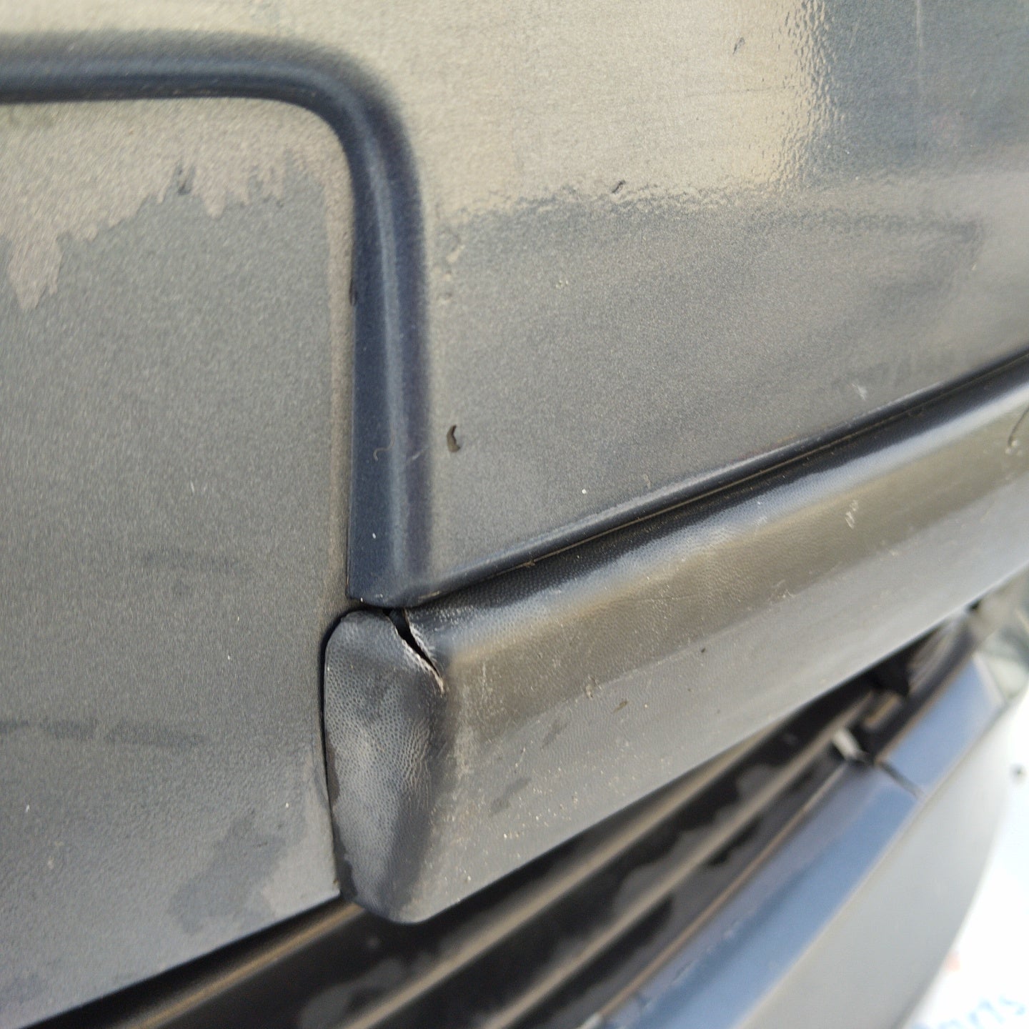 Medium gray front bumper Renault Clio 2008 ecoAG3296