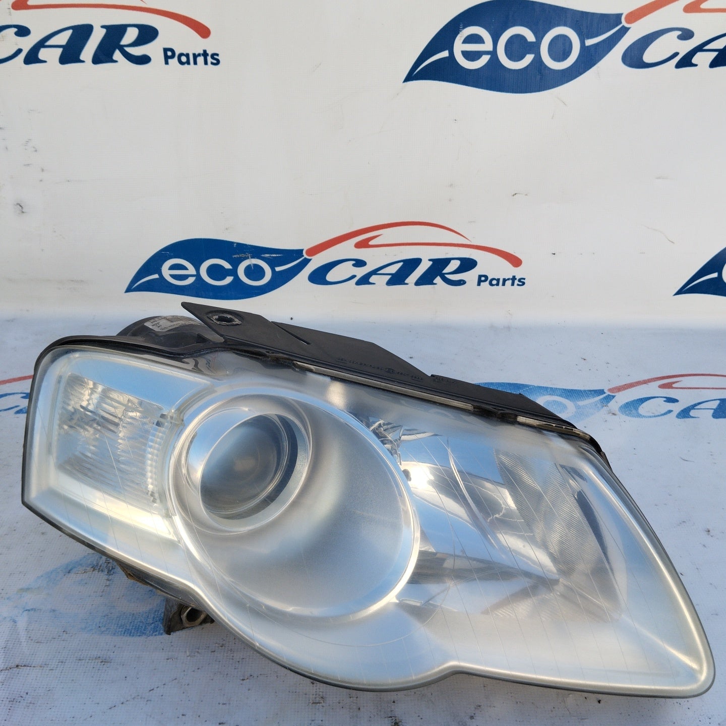 Volkswagen Passat 2009 ecoAG3384 rechter Frontscheinwerfer