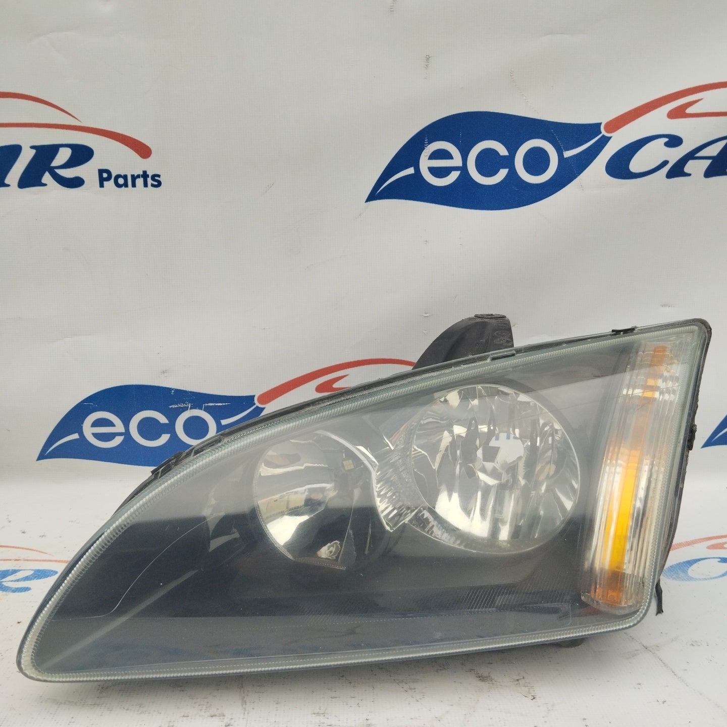 Left front light Ford Focus 2005 dark background ecoAG3460