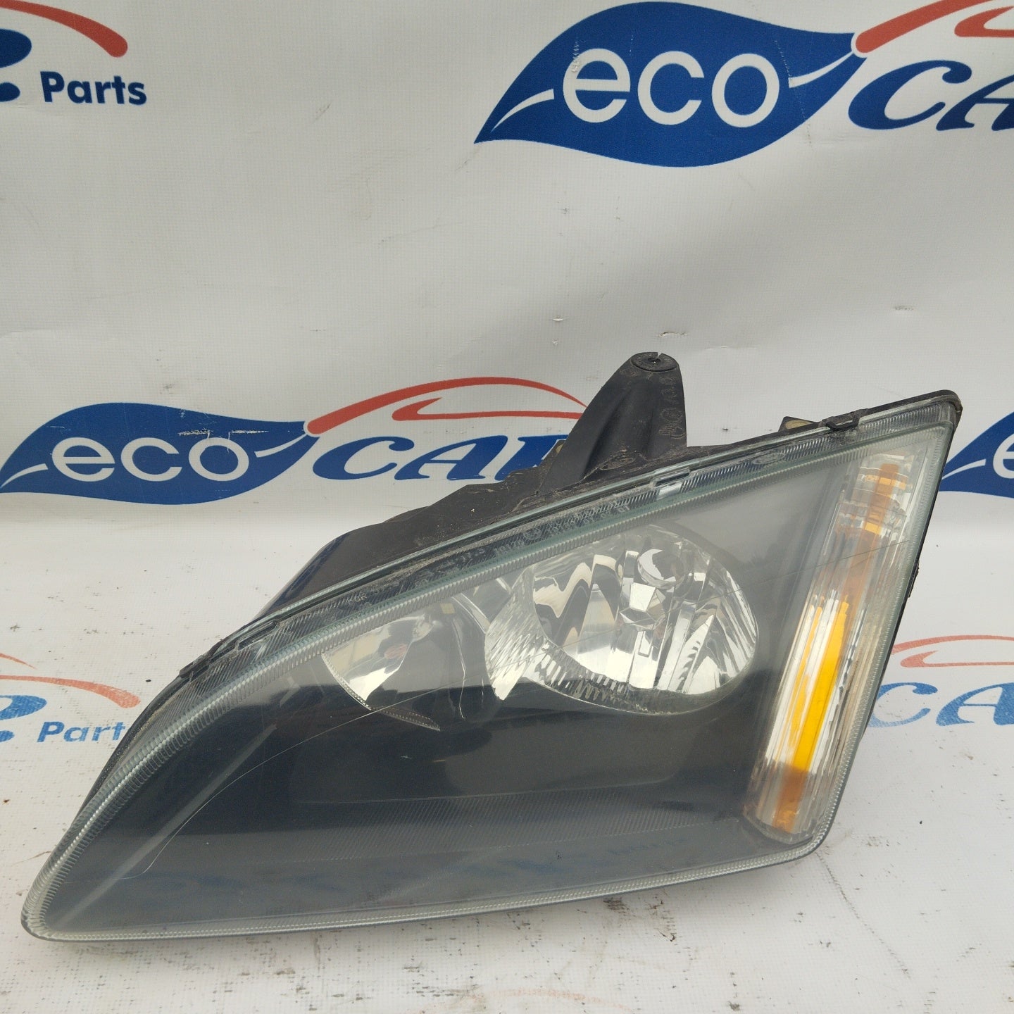 Left front light Ford Focus 2005 dark background ecoAG3460