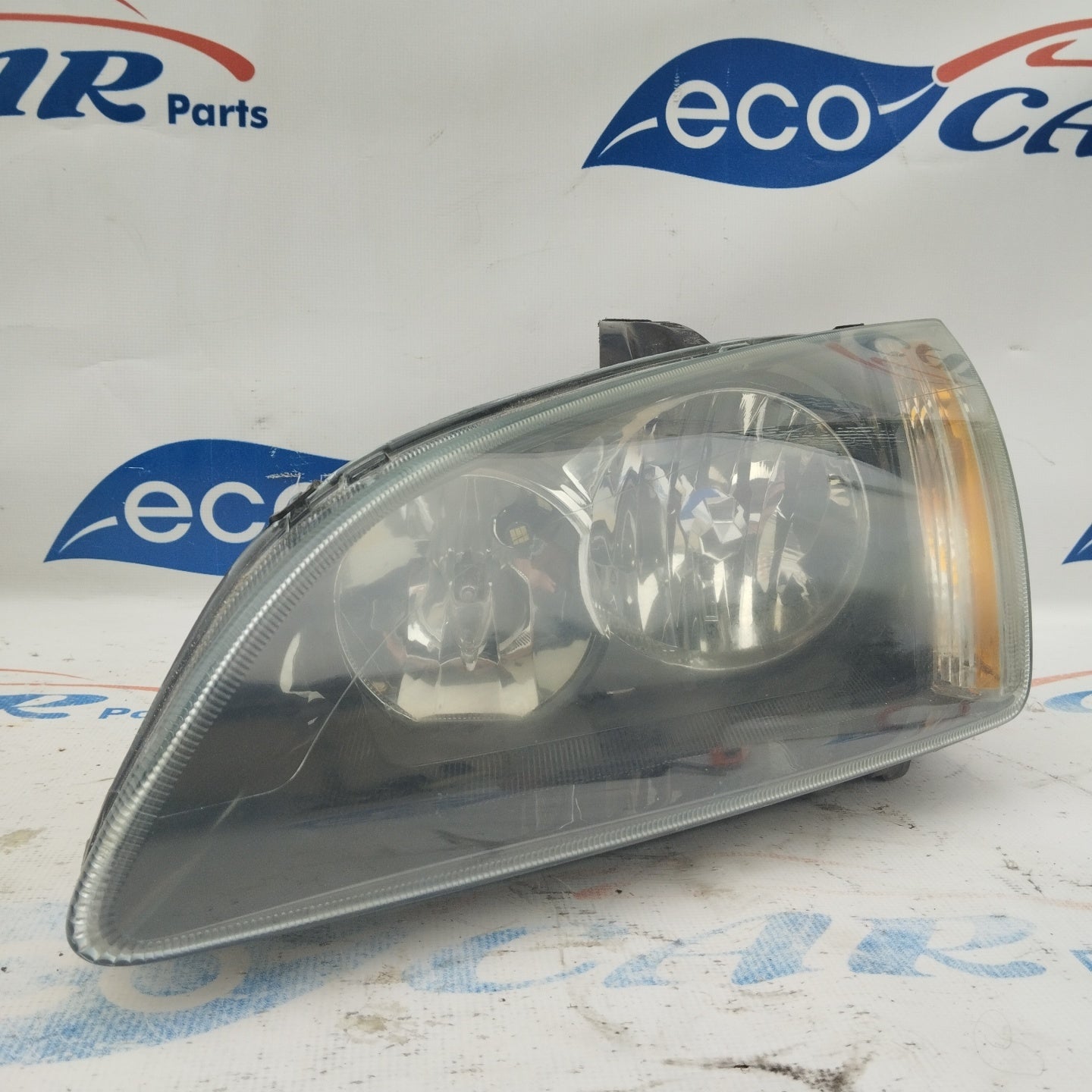 Left front light Ford Focus 2005 dark background ecoAG3460