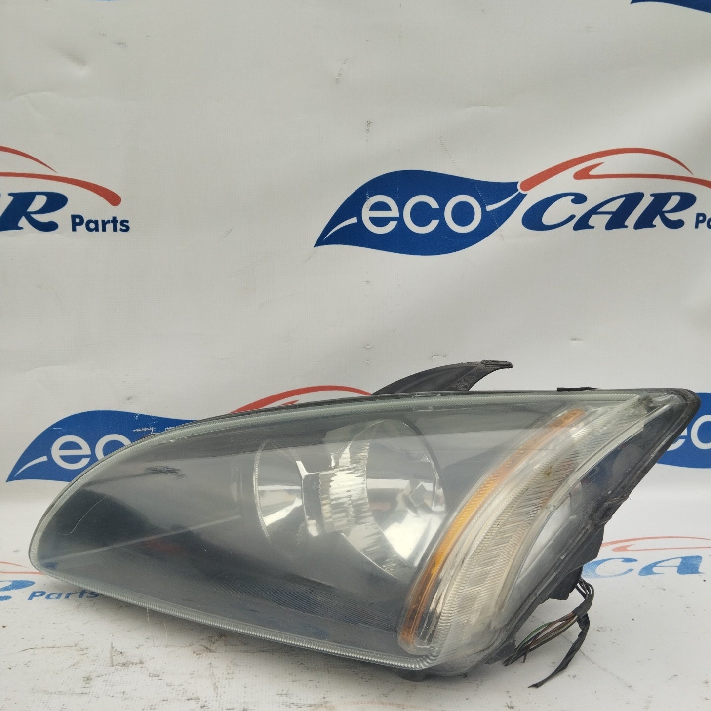 Left front light Ford Focus 2005 dark background ecoAG3460