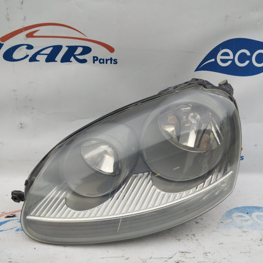 Volkswagen Golf V linker Frontscheinwerfer, grauer Hintergrund ecoAG3621