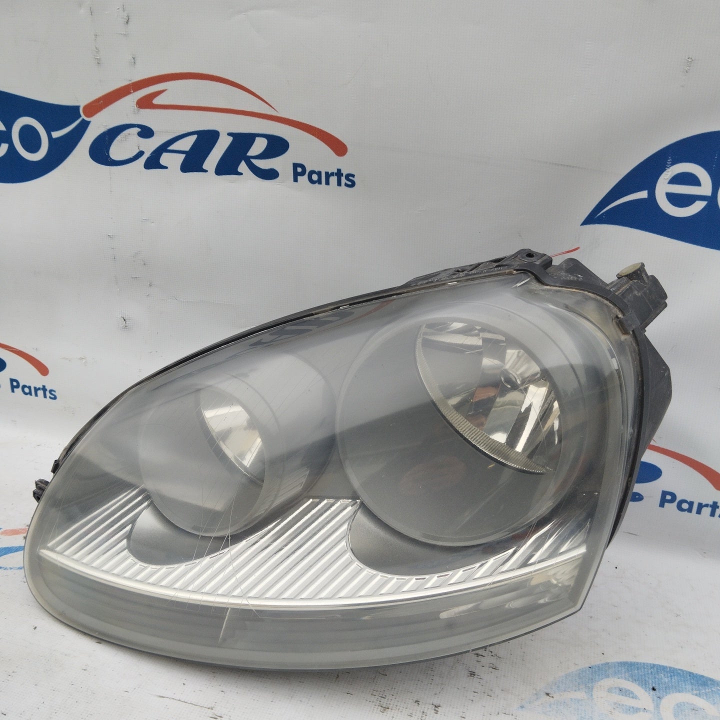 Volkswagen Golf V linker Frontscheinwerfer, grauer Hintergrund ecoAG3621