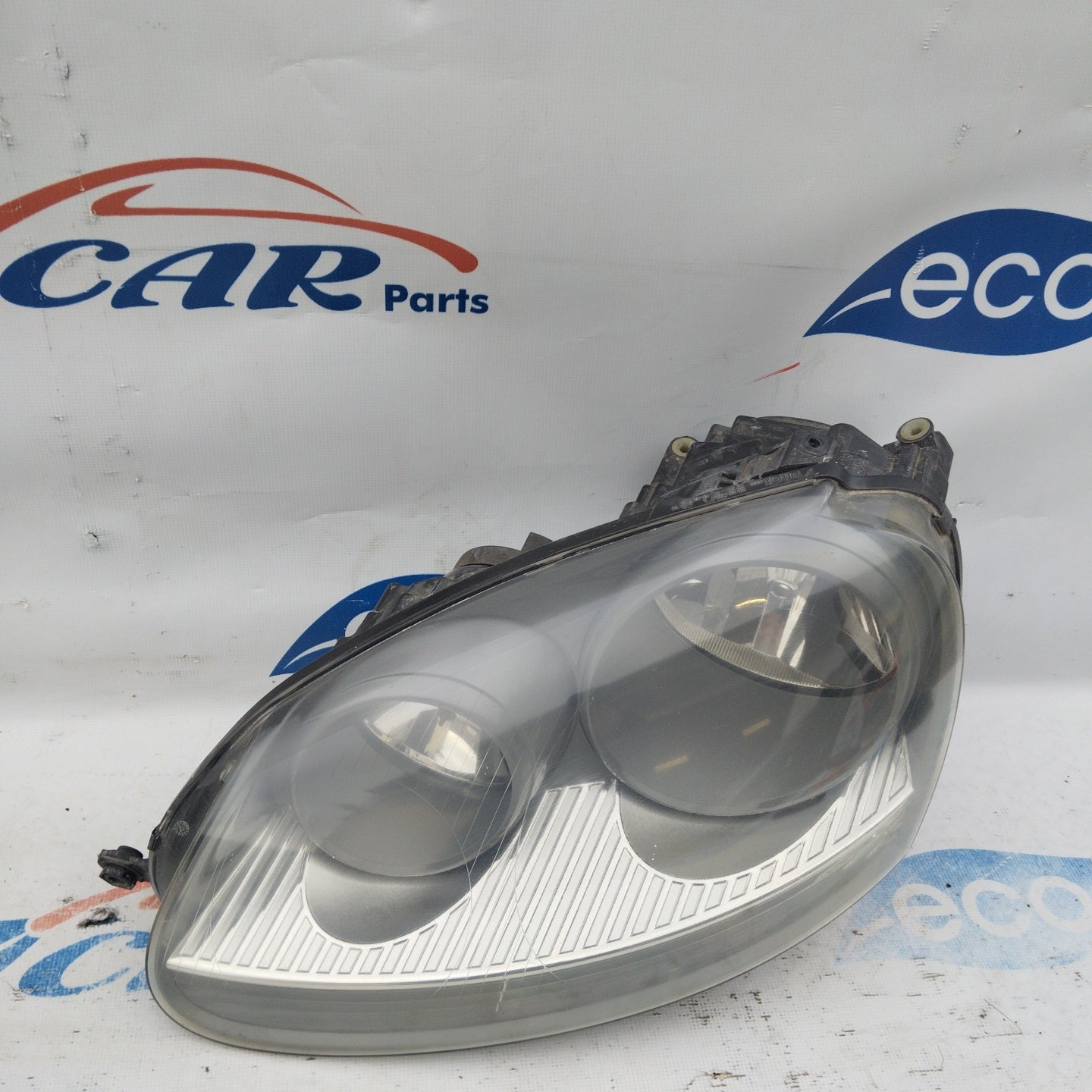 Volkswagen Golf V linker Frontscheinwerfer, grauer Hintergrund ecoAG3621