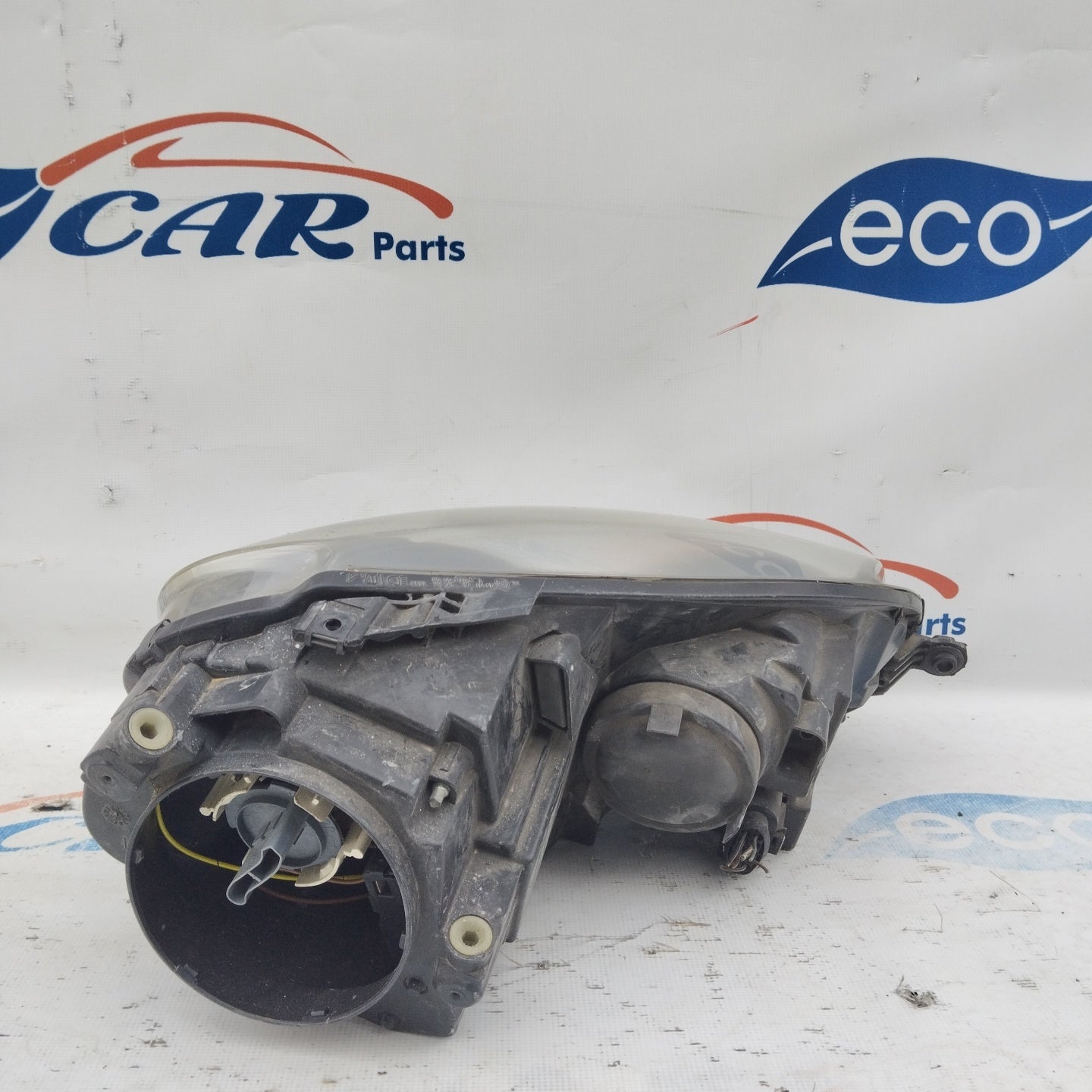 Volkswagen Golf V linker Frontscheinwerfer, grauer Hintergrund ecoAG3621