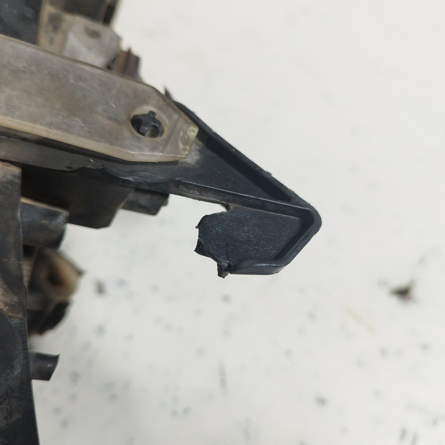 Fanale anteriore sx Fiat Bravo 2010 Fondo scuro e freccia bianca ecoAC6750