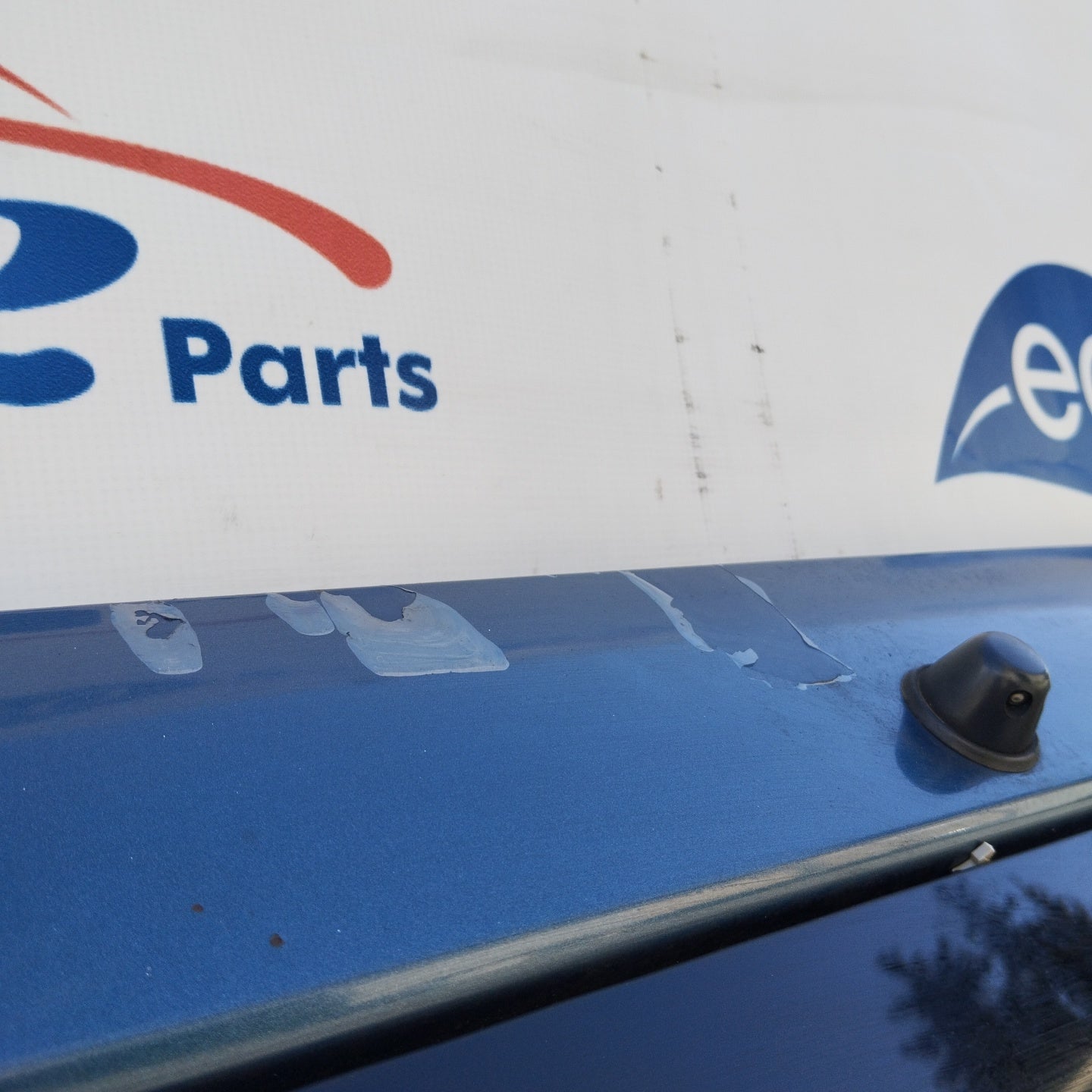 Blue tailgate Nissan Terrano II ecoAG4184